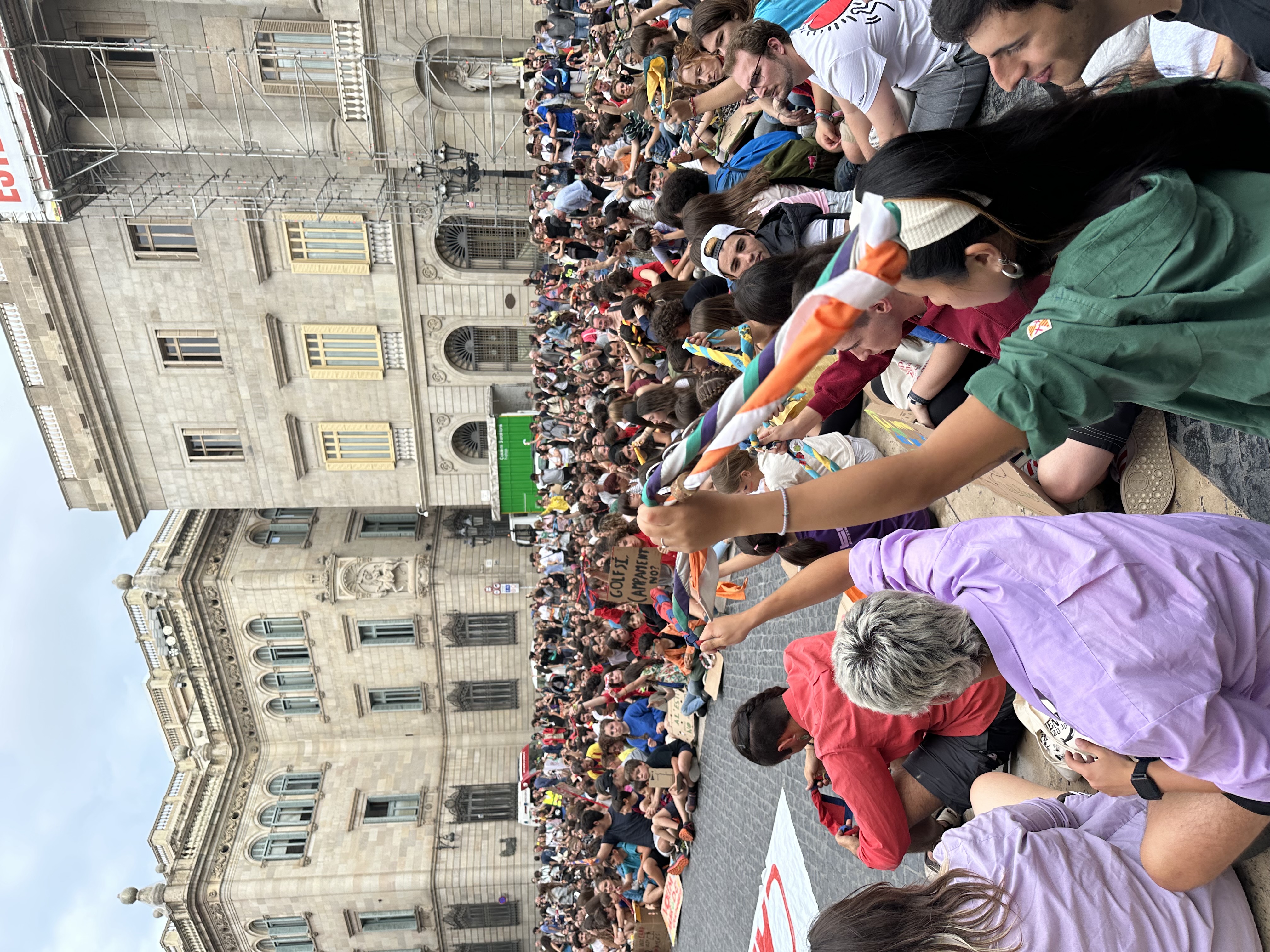 grup de persones manifestant-se a la plaça sant jaume en suport a l'associacionisme educatiu