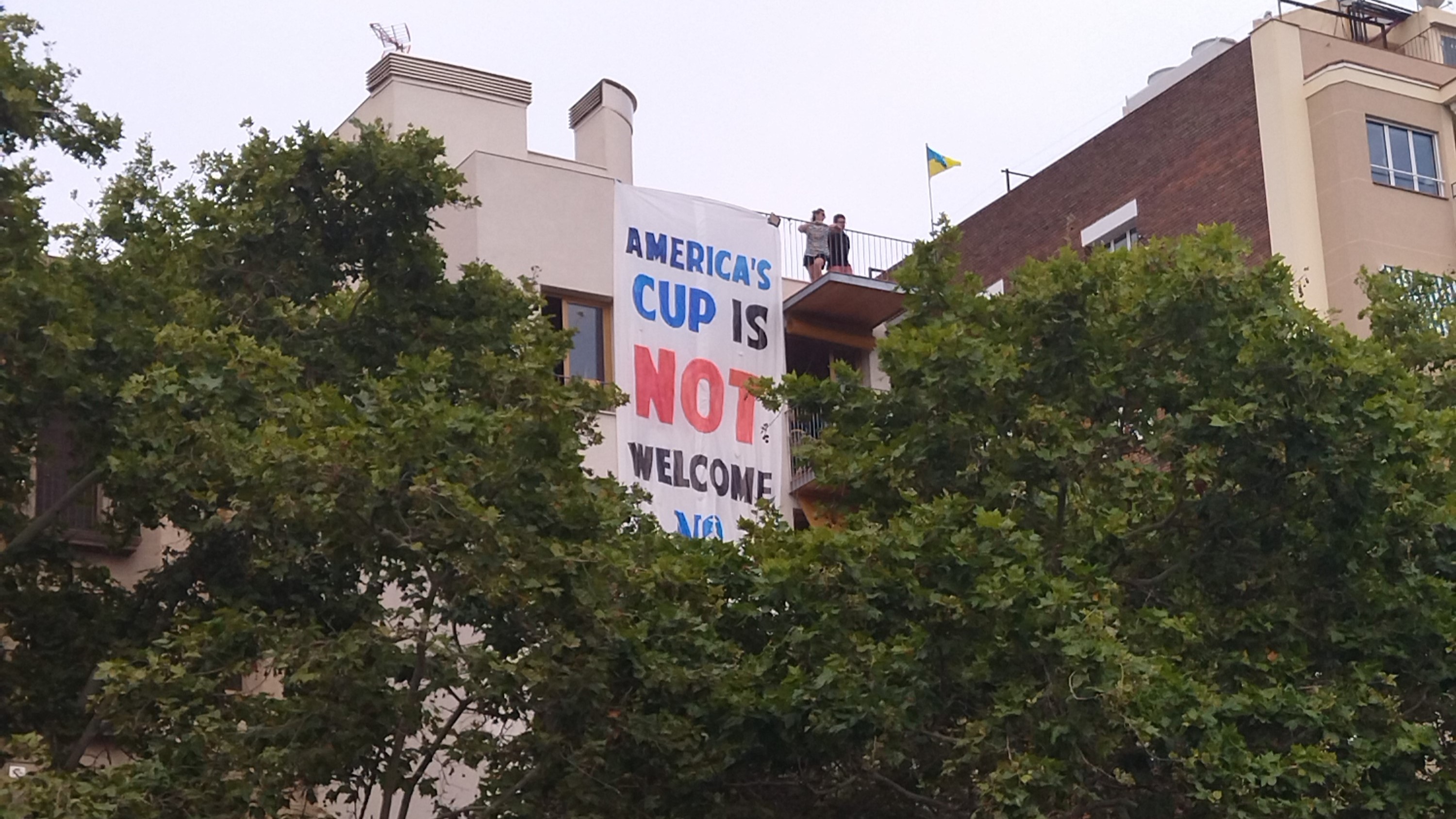 pancarta america's cup is not welcome